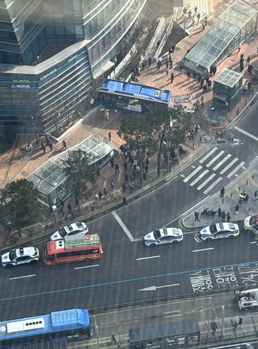 서대문역 인근, 시내버스 인도 돌진후...